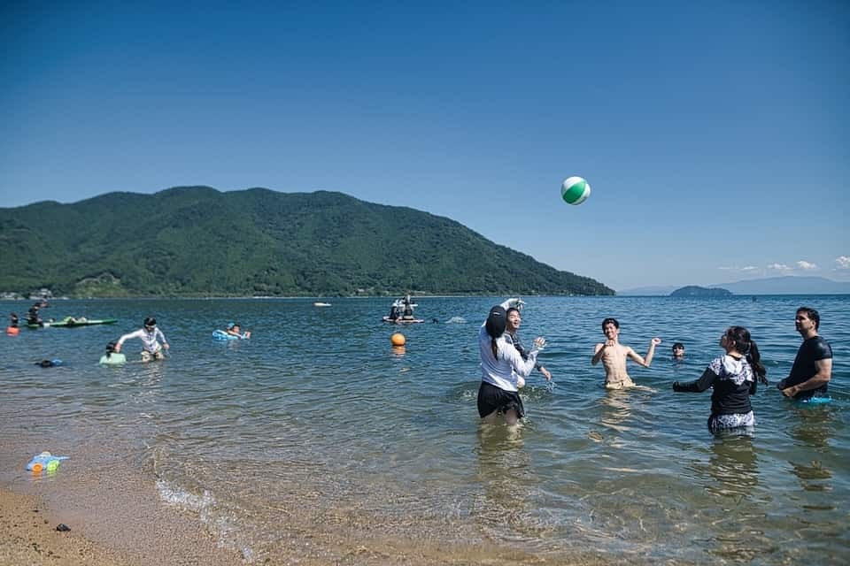 ビーチボールで真剣勝負